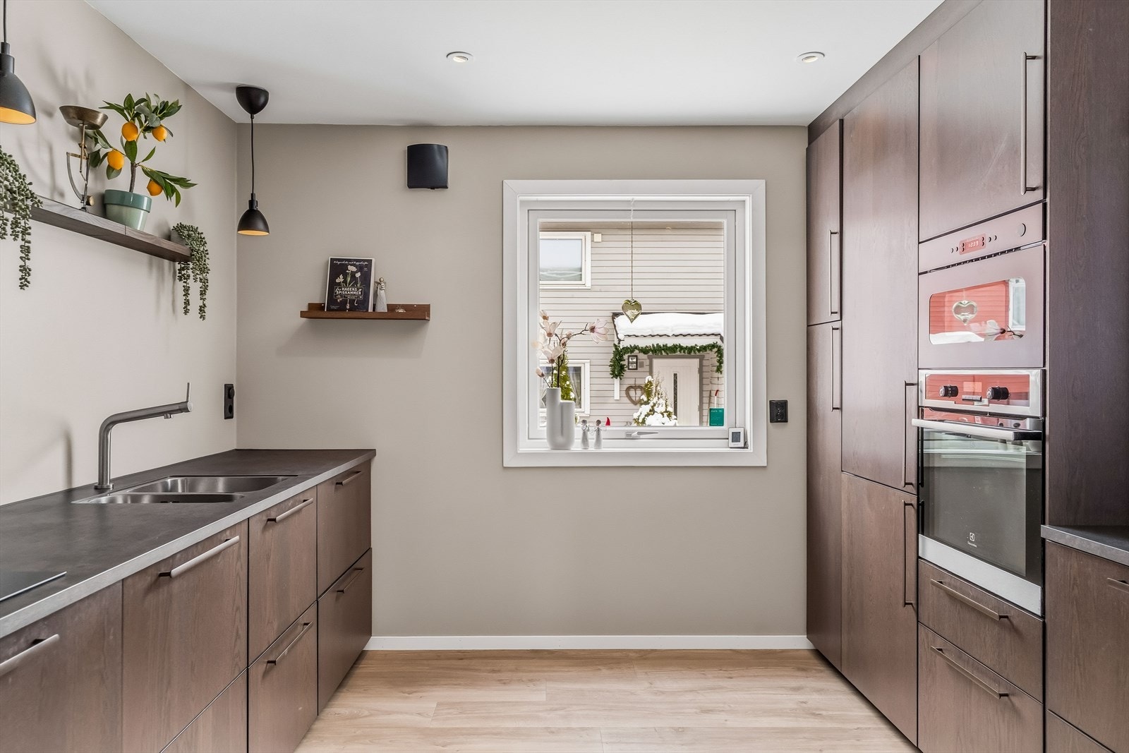 Kjøkkenet er i åpen løsning mot stuen. Galleribilde