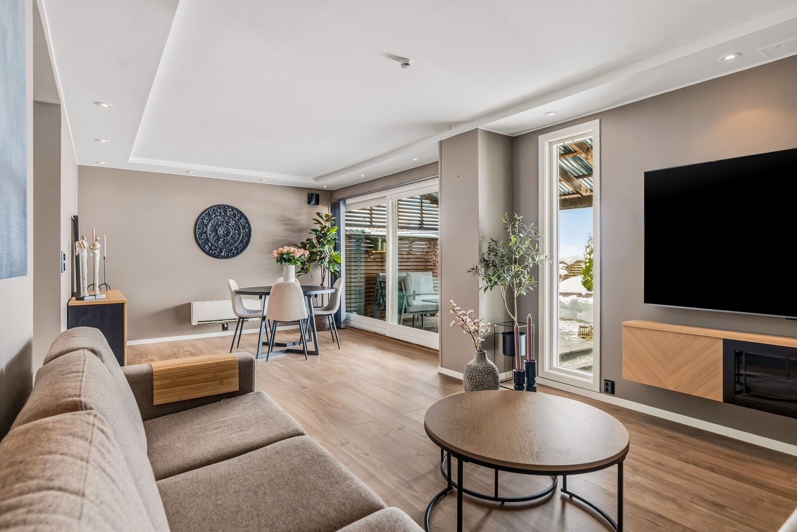 I stuen er det plass til sofaseksjon og tv-møbel i den ene enden, samt plass til stort spisebord i den andre. Galleribilde