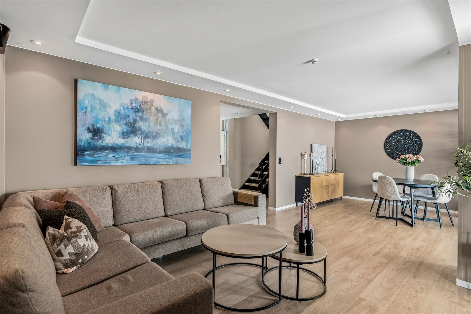 Stuen er av fin størrelse, med store vindusflater som slipper inn rikelig med naturlig lys. Galleribilde