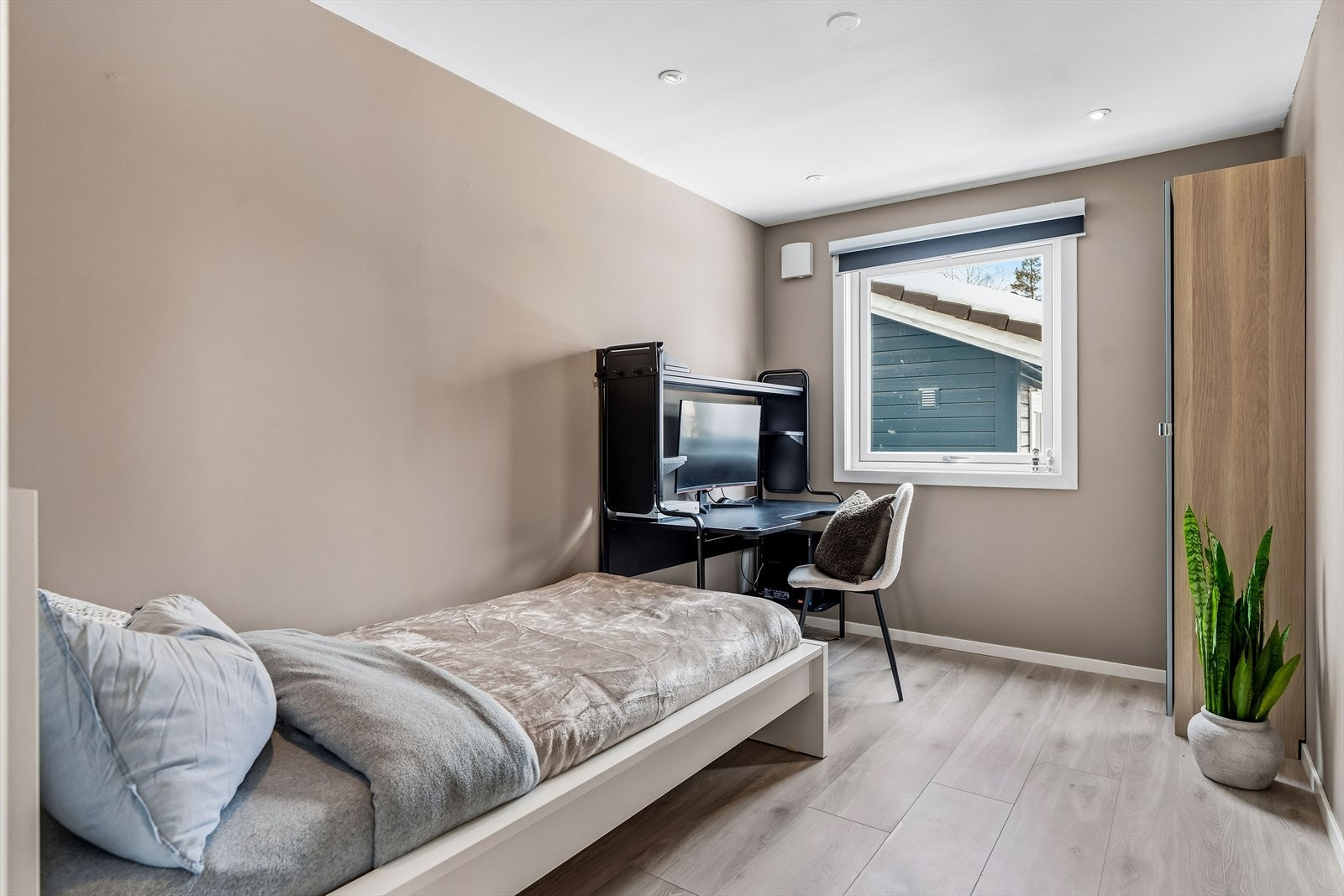 Rommene har plass til seng, nattbord, garderobeløsning og evt. skrivebord. Galleribilde