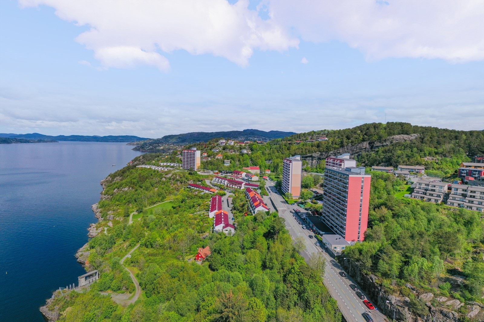 Beliggenheten byr på svært gode turmuligheter med umiddelbar nærhet til skog og mark, ikke minst Helleneset og badeplass like nedenfor boligen Galleribilde