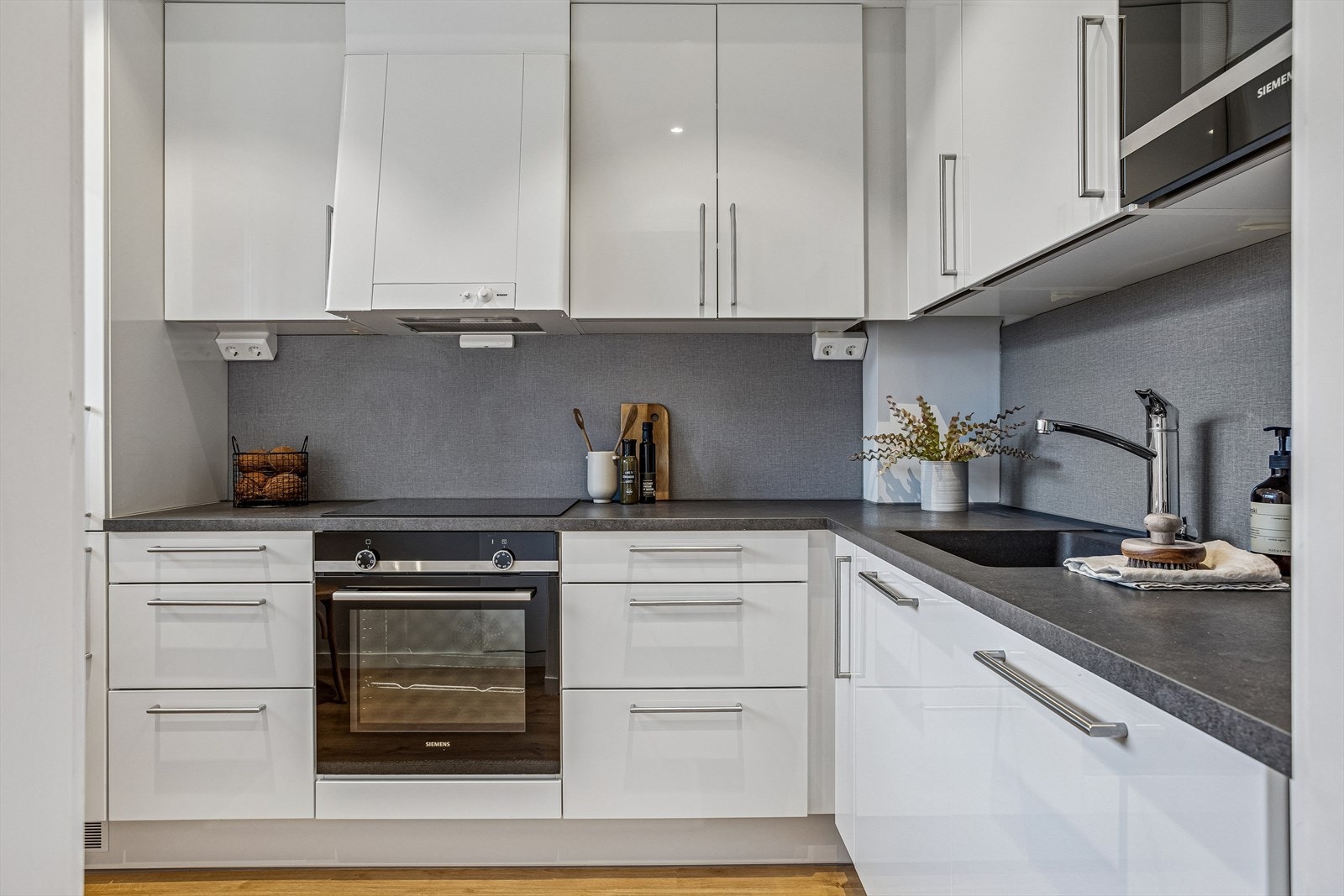 Også kjøkkenet ble ferdigstilt i 2020. Kjøkkenet er velutstyrt med integrerte hvitevarer fra Siemens og rikelig med skapplass. Galleribilde