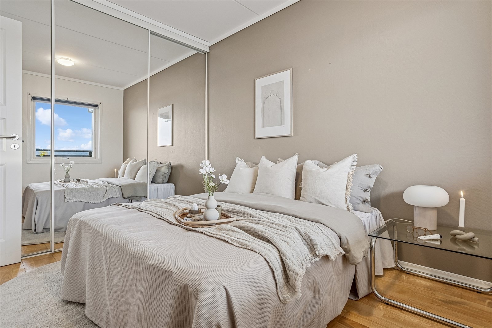 Stor og trivelig soverom finner vi fra stue. En romslig skyvedørsgarderobe med speilfronter gir rikelig med oppbevaringsplass. Galleribilde