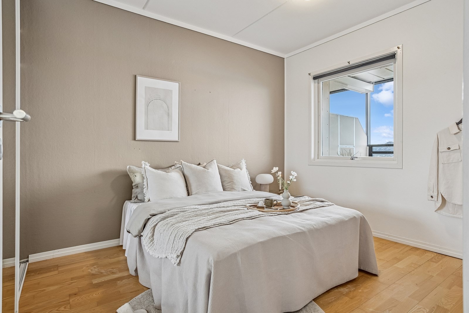 Soverommet på 11 m² er av god størrelse og har plass til dobbeltseng, nattbord og kommode. Også fra soverommet har du nydelig utsikt Galleribilde