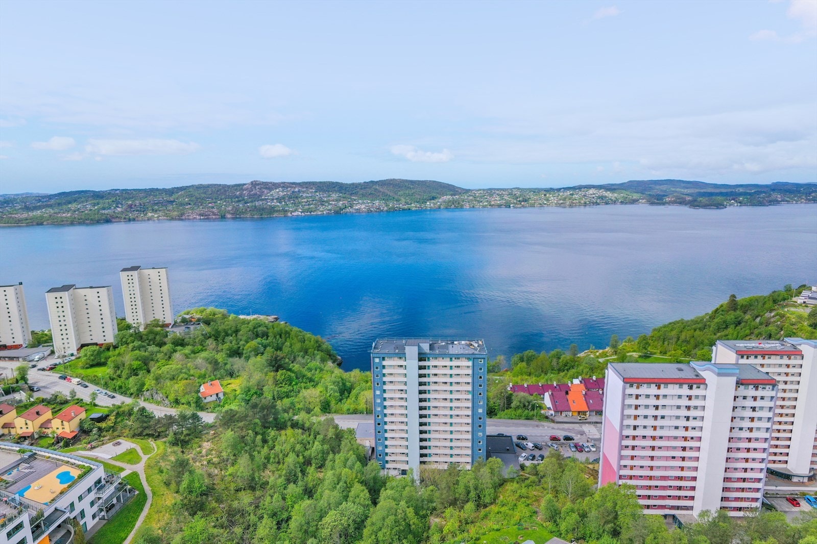 Her bor du høyt og fritt med en flott utsikt over nærområdet og innseilingen til Bergen. Galleribilde