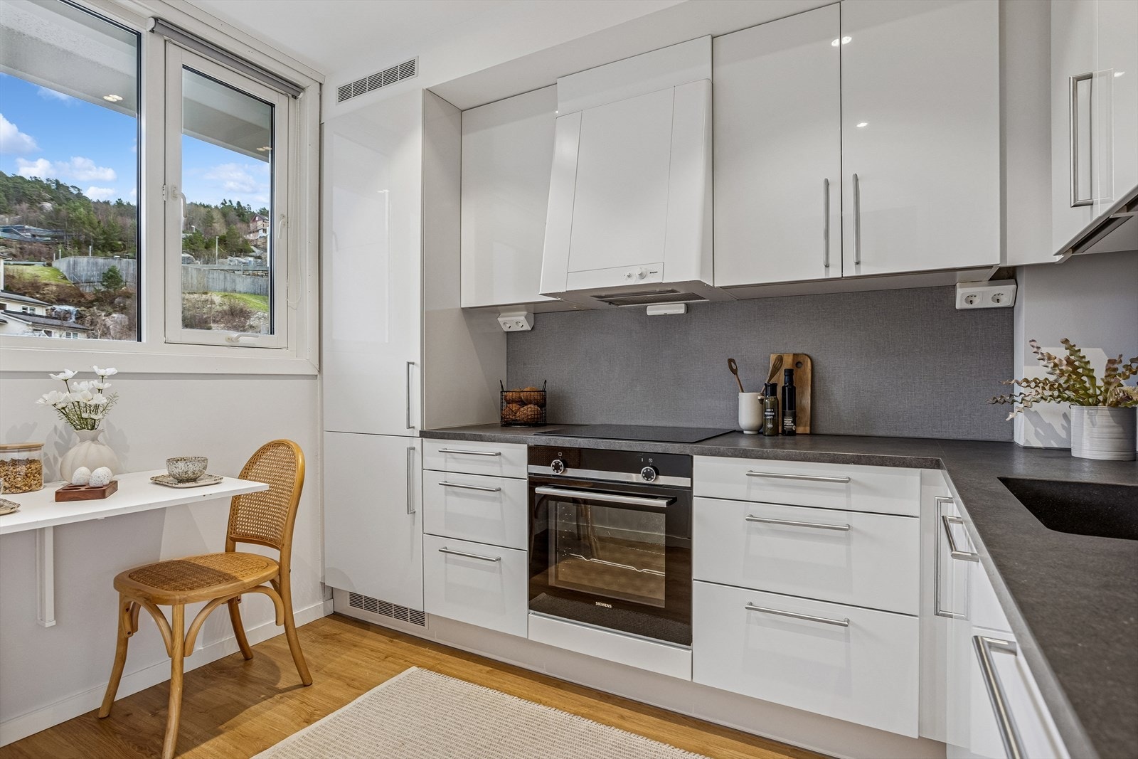 Godt med både over- og underskap gir rikelig med oppbevaringsplass Galleribilde