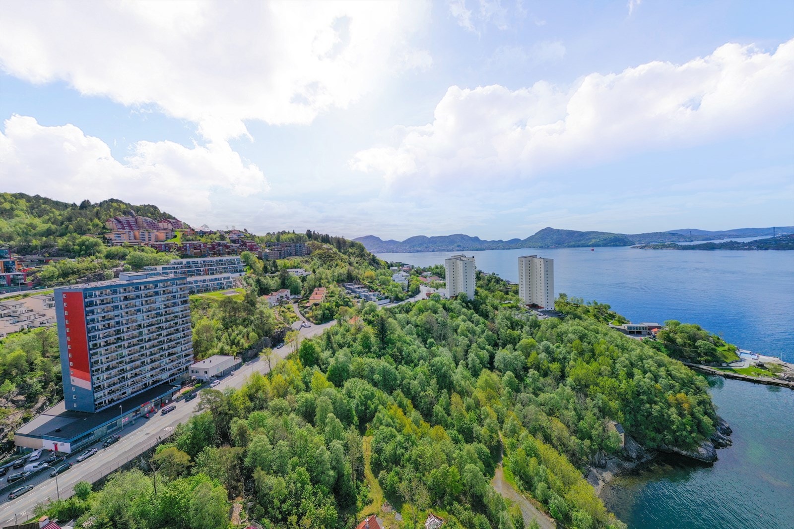 Helleneset er et vakkert friluftsområde med badeplass, utebasseng og stupebrett! Det er også klatrevegg, og muligheter for padling og andre aktiviteter Galleribilde
