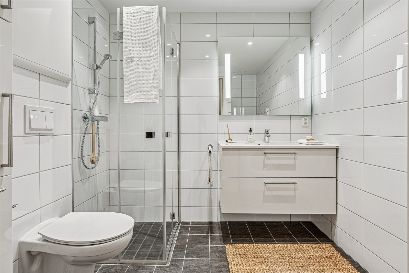 Stort bad som har blitt oppgradert i regi av borettslaget. Borettslaget har tatt rørfornying, samt bad og prosjektet ble ferdigstilt i 2020. Galleribilde