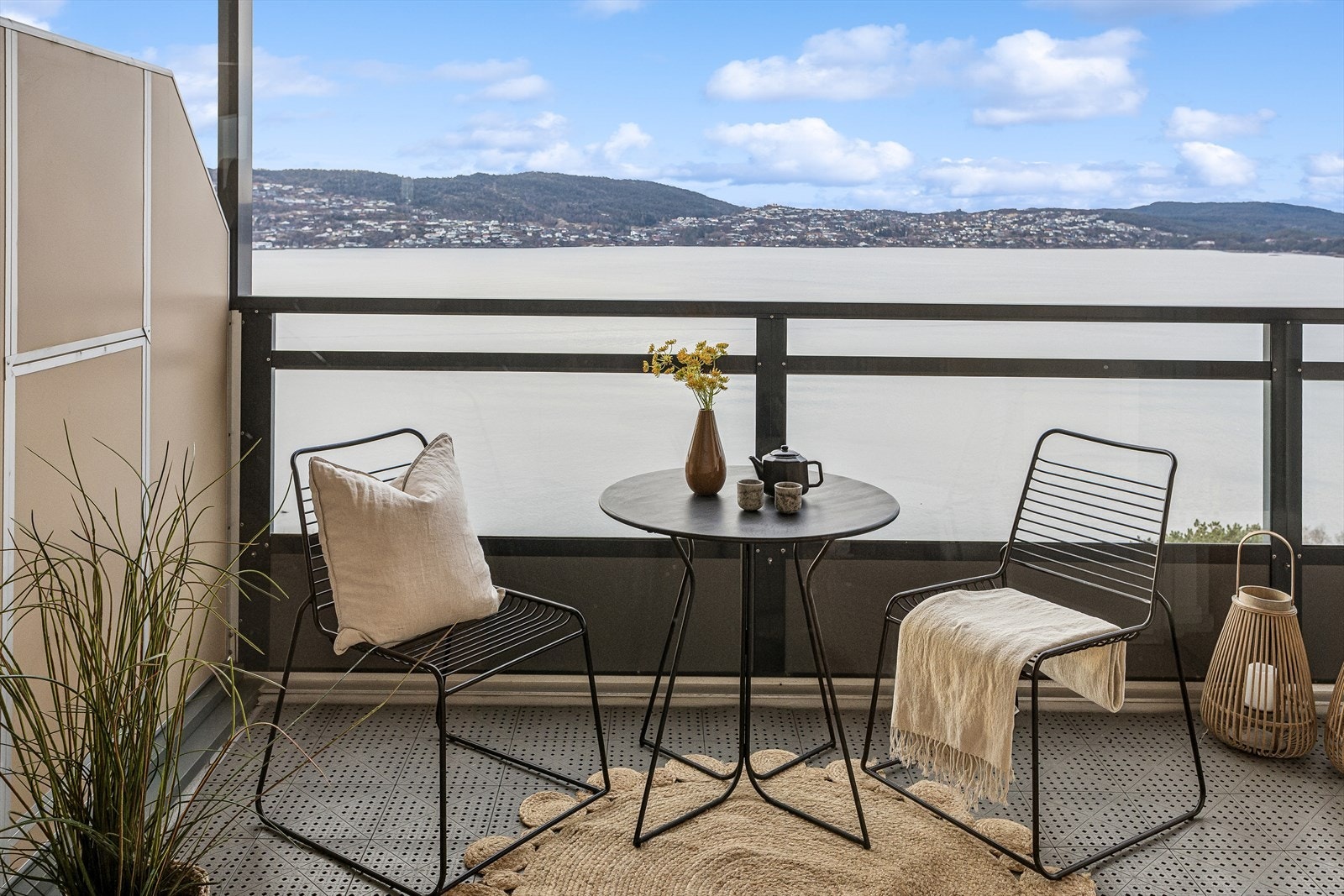 Her er det god plass til en hyggelig sittegruppe. Leiligheten ligger svært godt til i 7. etasje, og solen kan store deler av dagen. Ikke minst vakre solnedganger Galleribilde