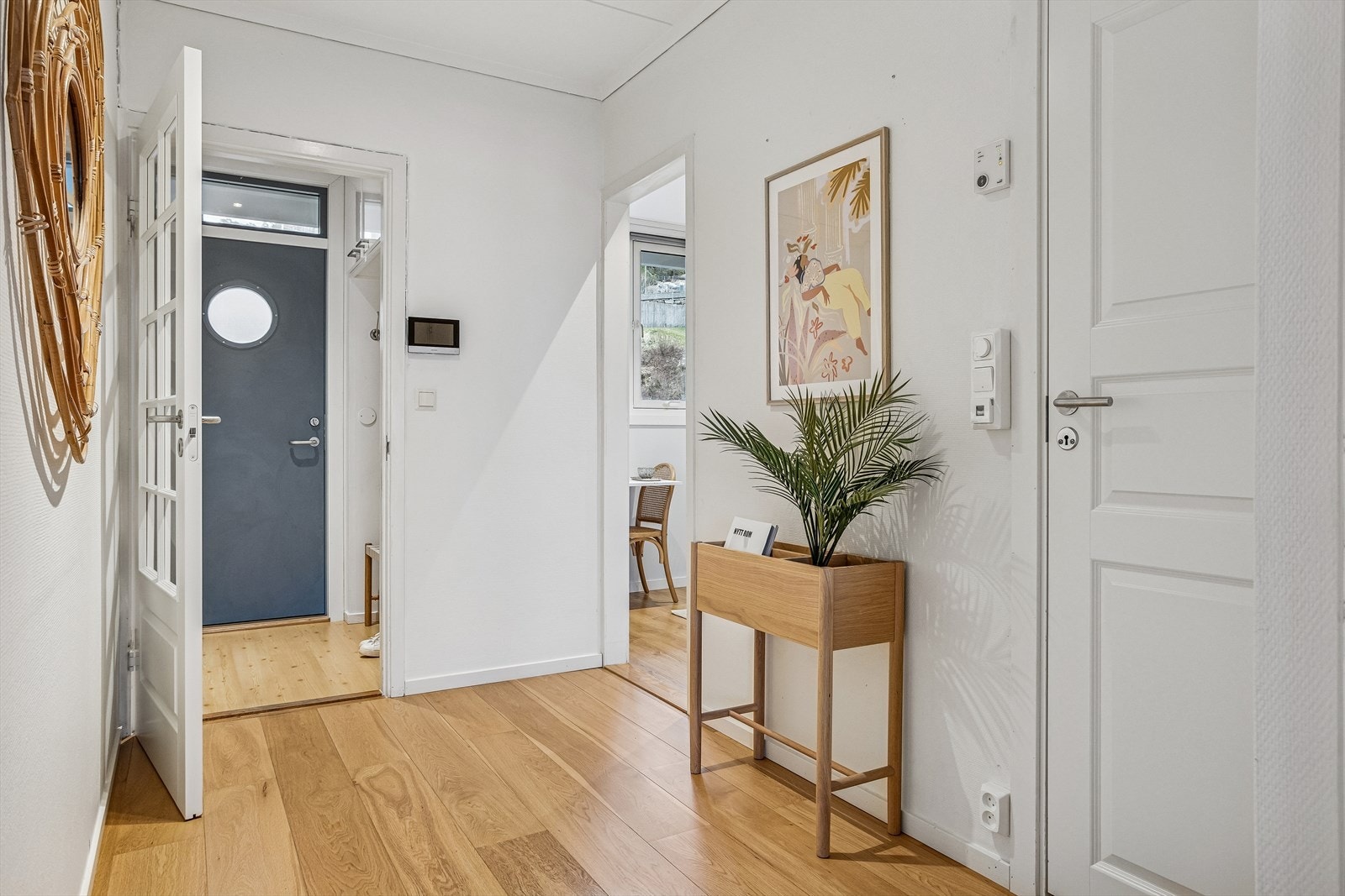 Fra svalgangen kommer du inn i en lys gang som binder rommene i leiligheten sammen Galleribilde