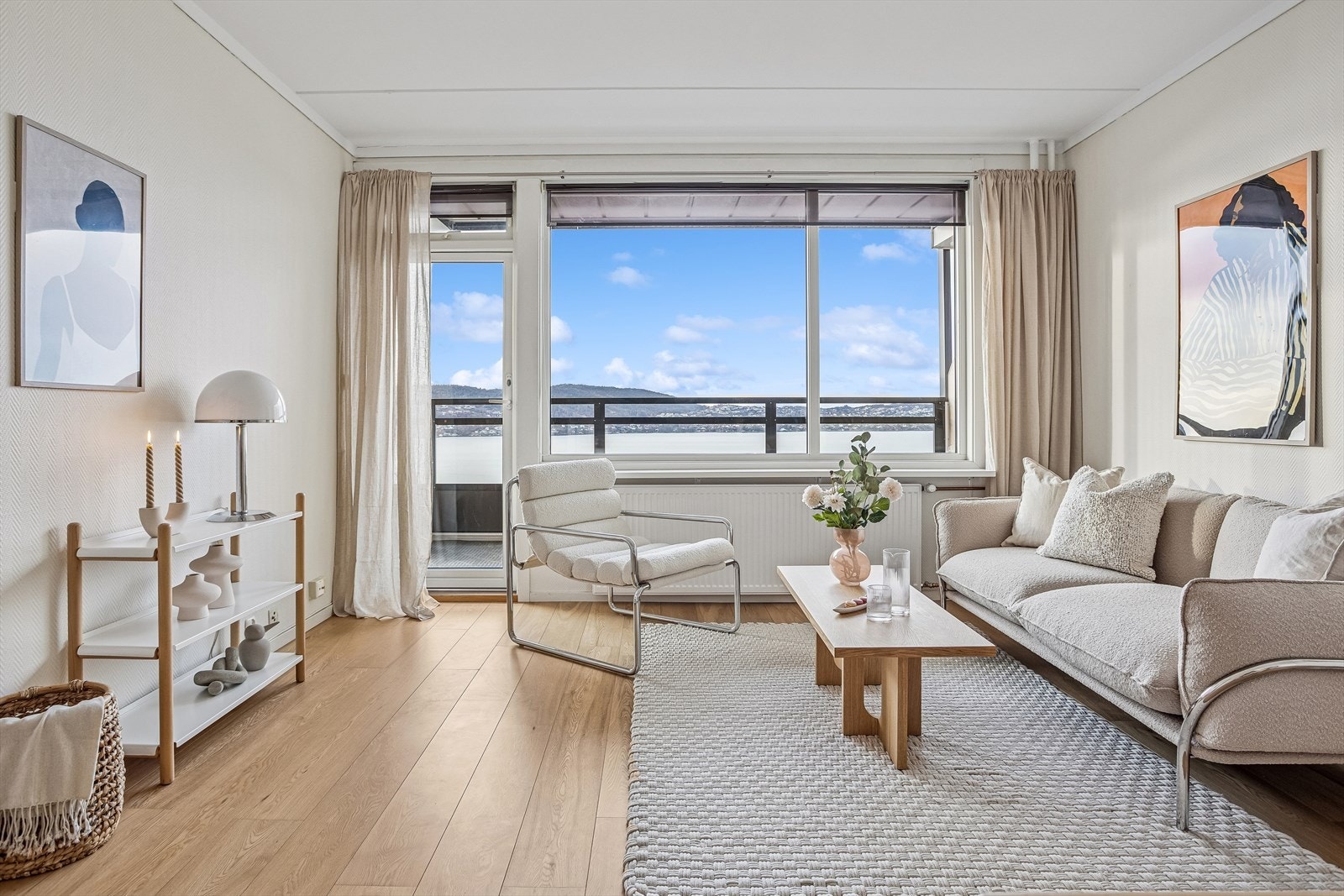 Lys stue som gir godt med plass til sofa- og TV krok Galleribilde