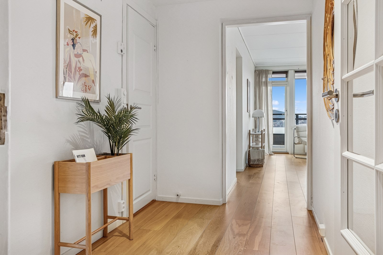 Entréen har plass til oppbevaring Galleribilde