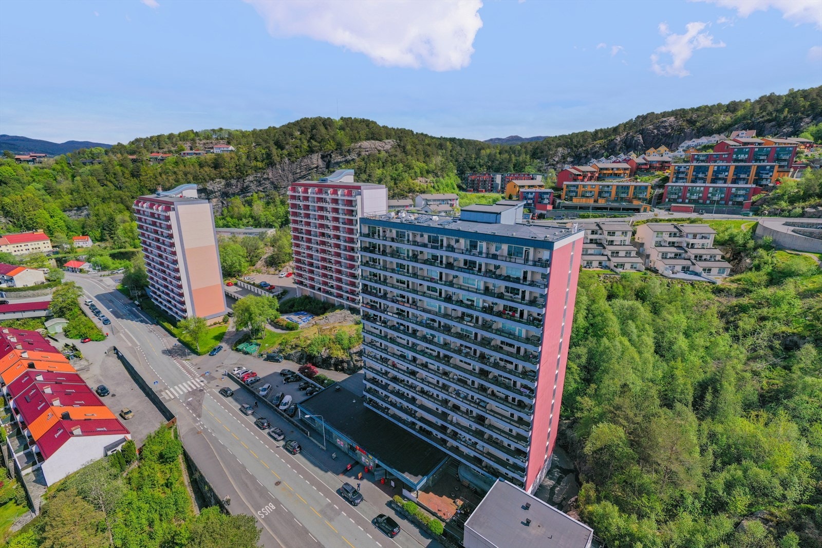 Hverdagslogistikken er enkel med Coop Extra i bygget og busstoppet Lønborg rett over gaten Galleribilde