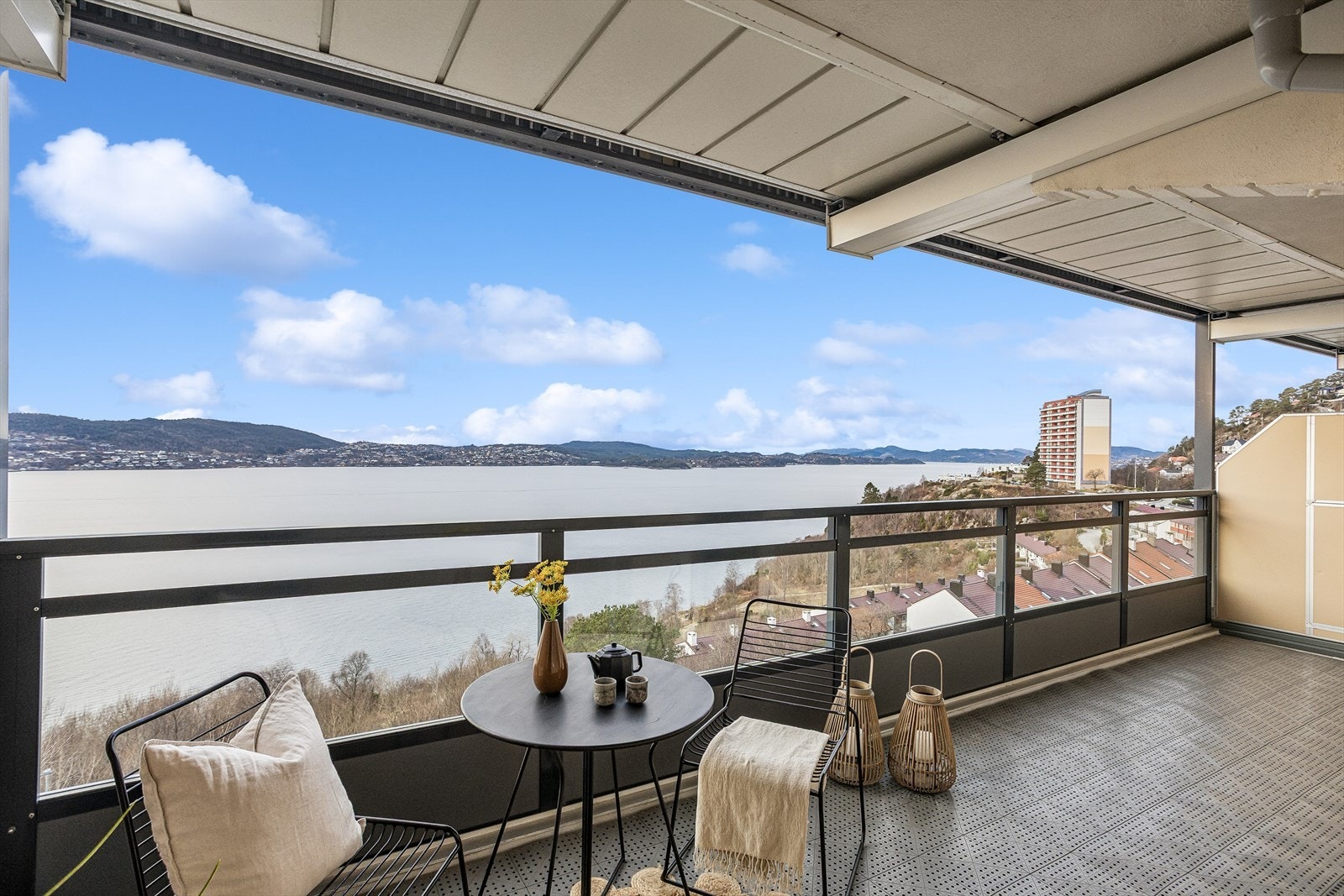 Svært stor, vestvendt altan på 15 m² er overbygget og har panorama sjøutsikt Galleribilde