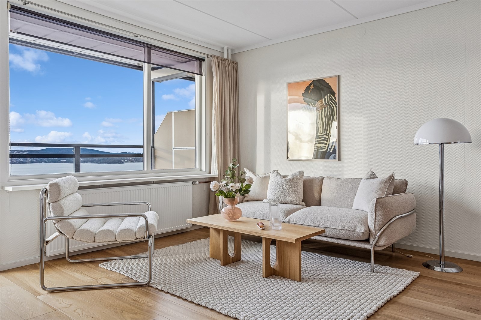 Store vindusflater fra 2005 slipper inn rikelig med lys, og stuen har radiator for oppvarming Galleribilde