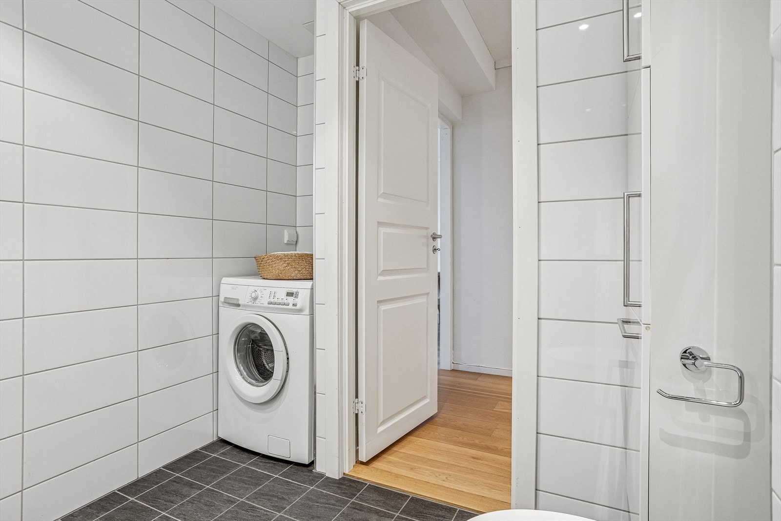 Det er en dedikert nisje med opplegg for vaskemaskin, og det er varme i gulv. Selger valgte å utvide badet under fornying, for bedre daglig bruk og utnyttelse. Kostnaden for dette var rundt 70-80k i tillegg, og badet er i dag av god størrelse. Galleribilde