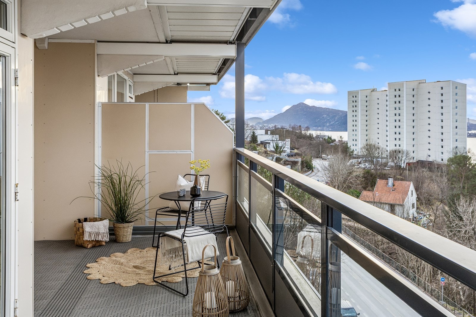 Altanen er overbygget, noe som gir god skjerming for vær og vind. Galleribilde