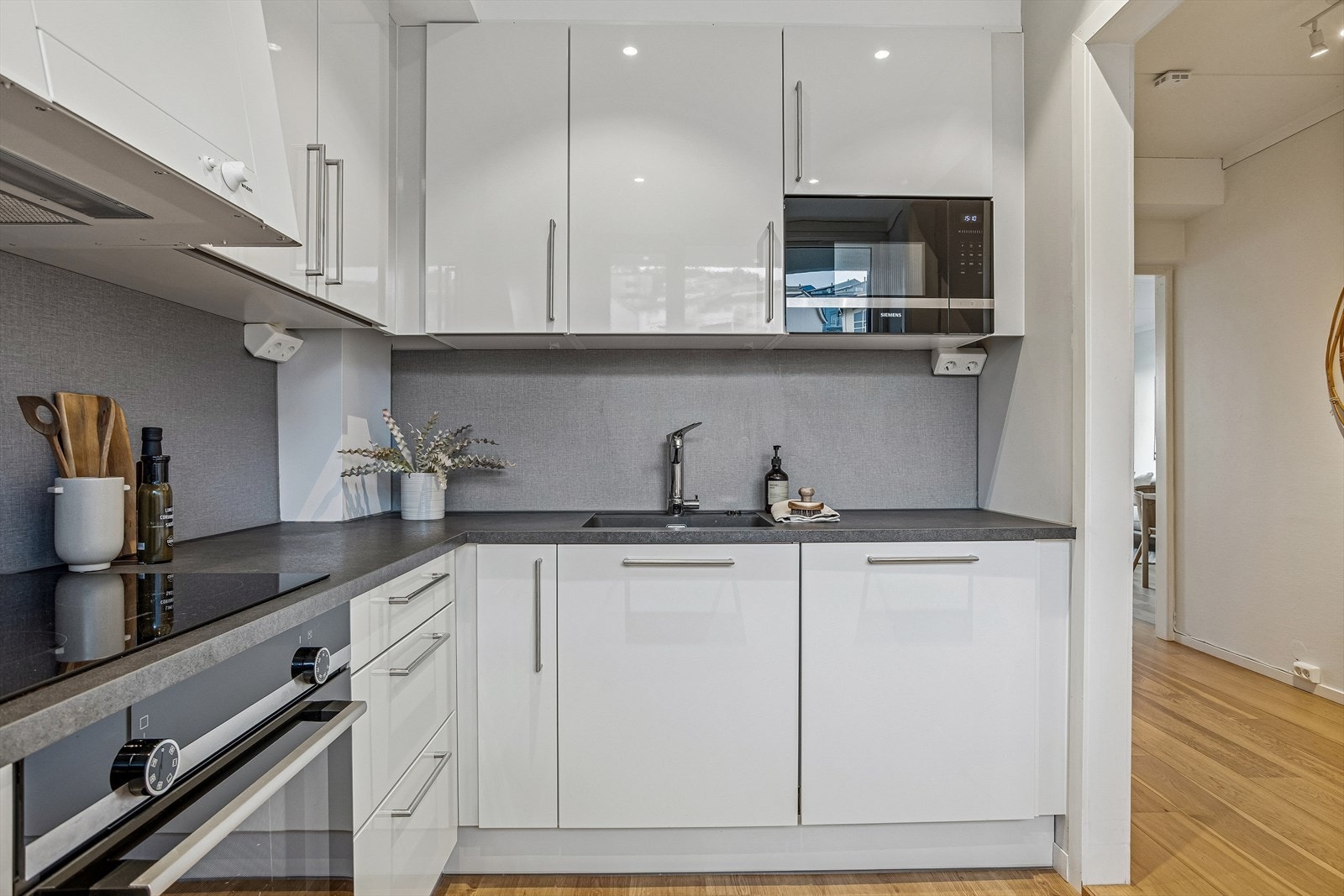 Kjøkkeninnredningen har glatte fronter og laminerte benkeplater. Også her ble det gjort tilvalg på fronter og benkeplater fra selger. Galleribilde