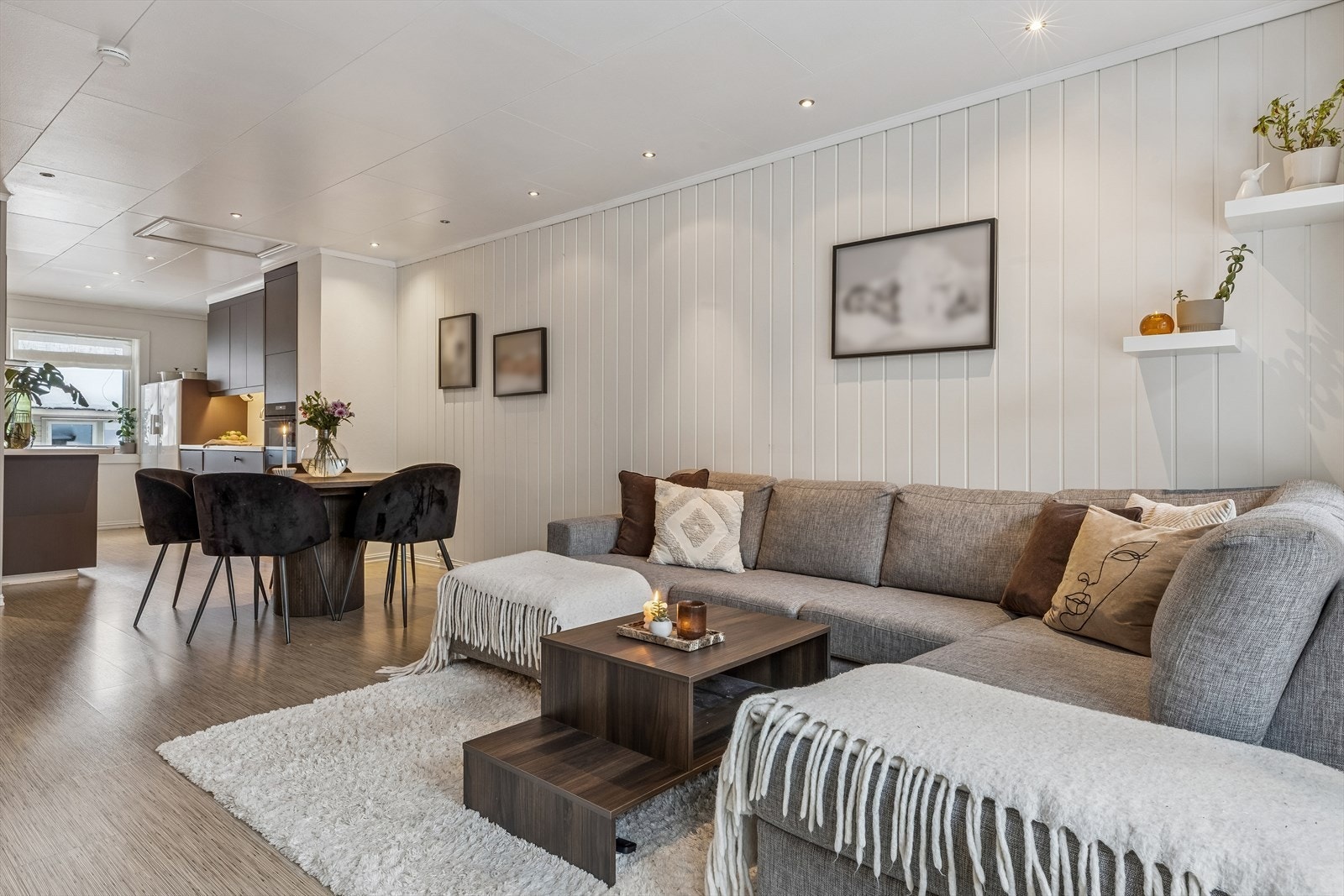 Den åpne løsningen mot kjøkkenet skaper en sosial og luftig atmosfære. Det er luke opp til kaldtloft som gir deg oppbevaringsmuligheter. Galleribilde