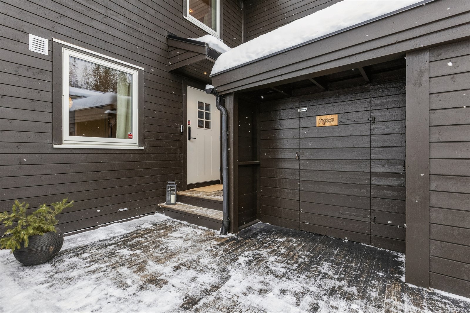 Ved inngangspartiet finner du en nordvendt terrasse på ca. 10 m². Inngang til praktisk utebod som i dag har vært benyttet som smørebod. Galleribilde