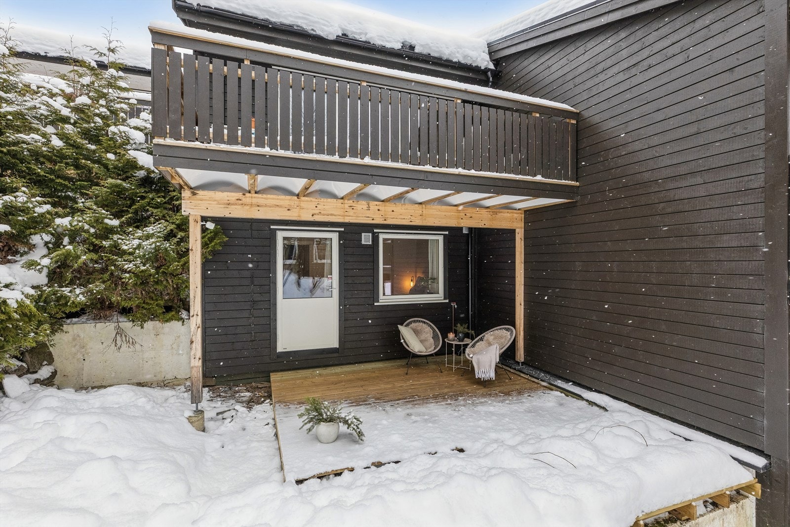 Rekkehuset går over to plan og har tre uteplasser på til sammen 34 m². Galleribilde