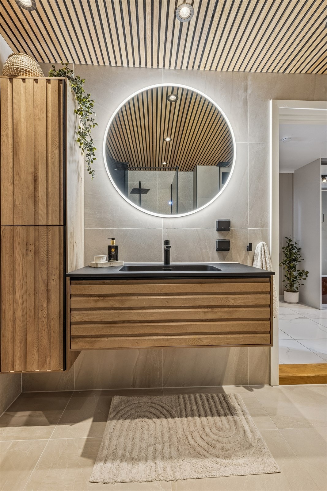 Innredningen består av en stilren servant med underskap og et praktisk høyskap. Galleribilde