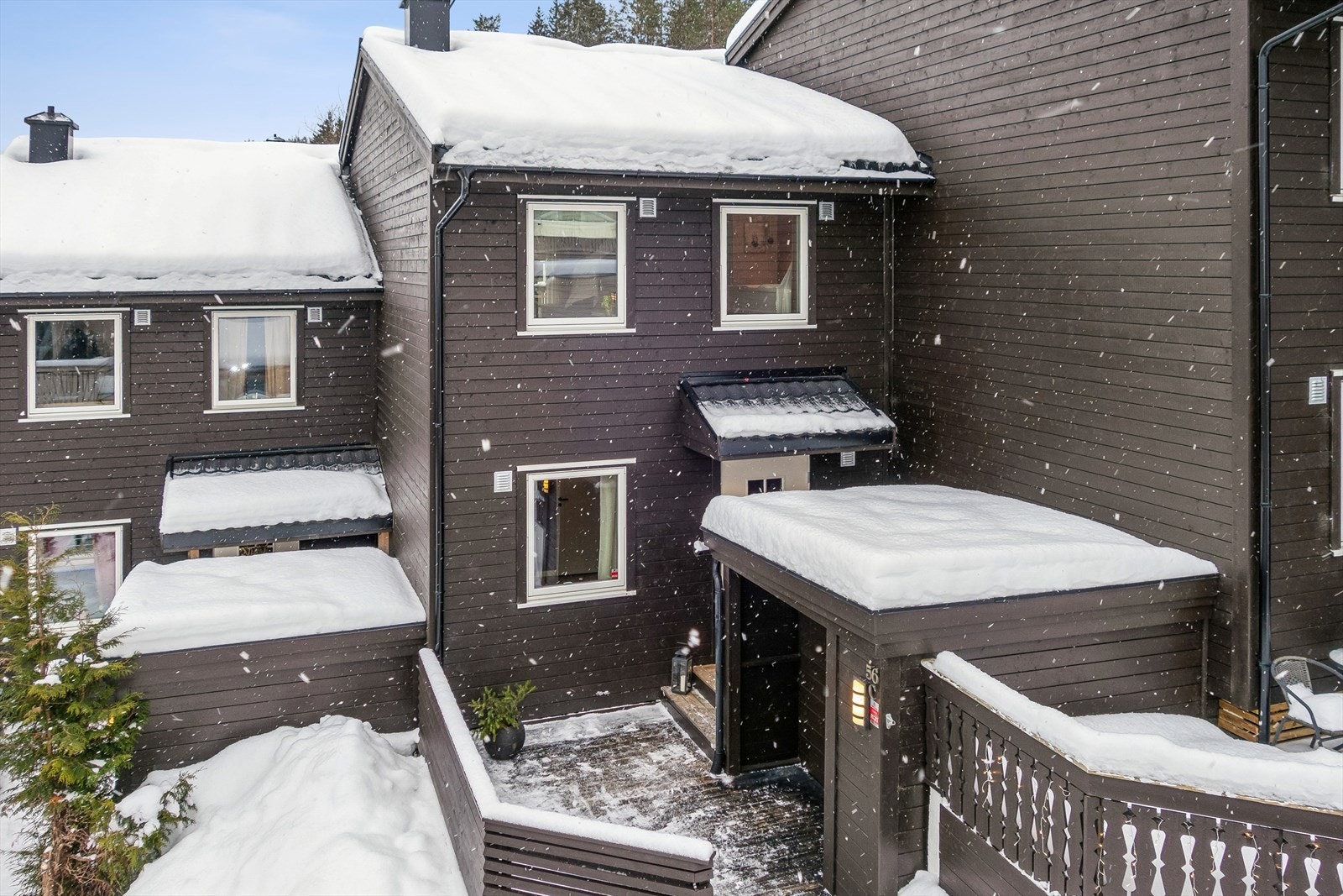 Dette er et familievennlig hus som ligger i gangavstand til det meste man trenger i hverdagen. Galleribilde