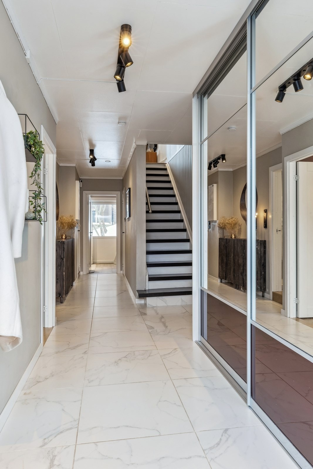 En romslig gang med flislagt gulv og gulvvarme ønsker deg velkommen inn. Galleribilde