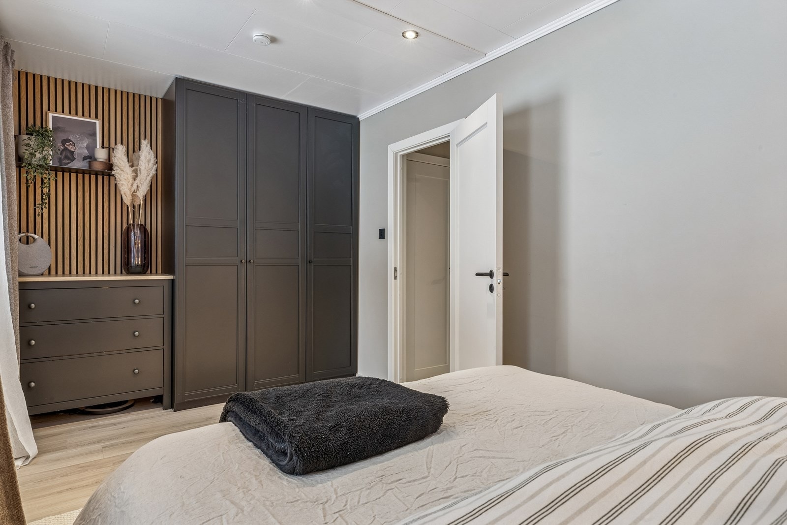 Skapene og kommoden her inne medfølger. Legg merke til den flotte spileveggen. Den blir som et maleri på veggen. Galleribilde