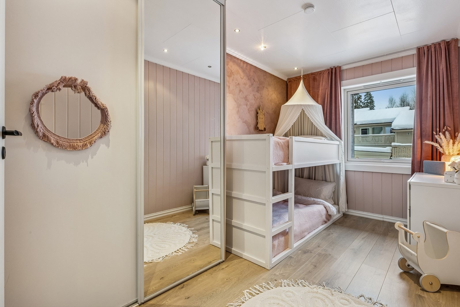 Det er utstrakt bruk av downlights igjennom boligen. Boligen har en rød tråd og en stil som de fleste vil like. Galleribilde