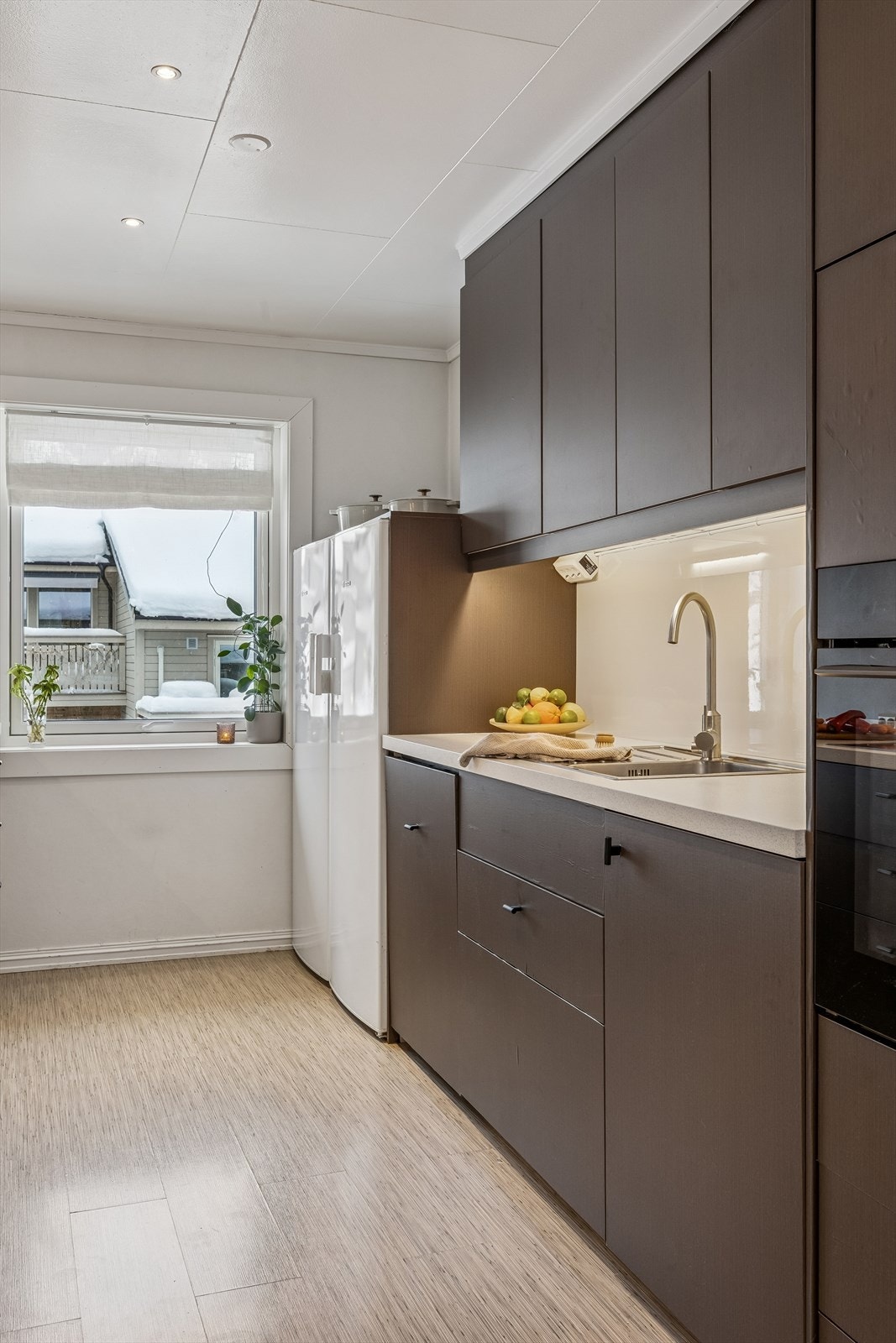 Kjøkkeninnredningen ble laminert i 2026 med folie fra Lindas dekor. Galleribilde