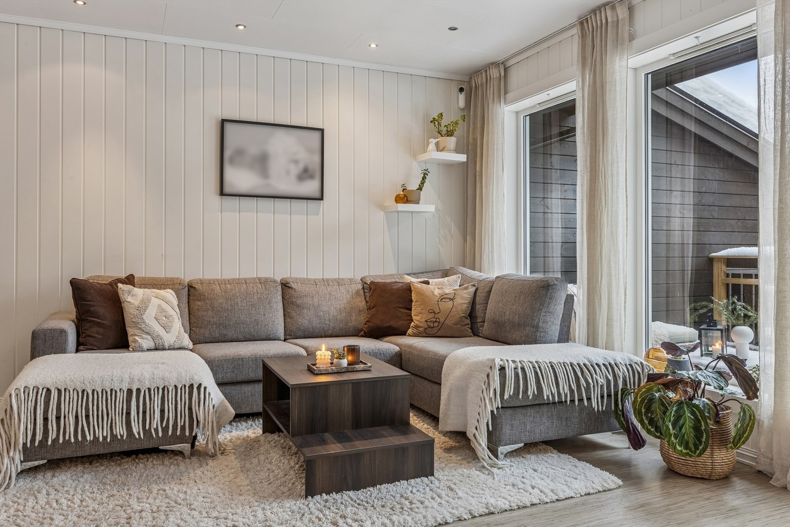 Gulvet er belagt med laminat og veggene er malt i en pen lystone. Det er downlights i tak som gir en fin lyssetting av rommet. Galleribilde