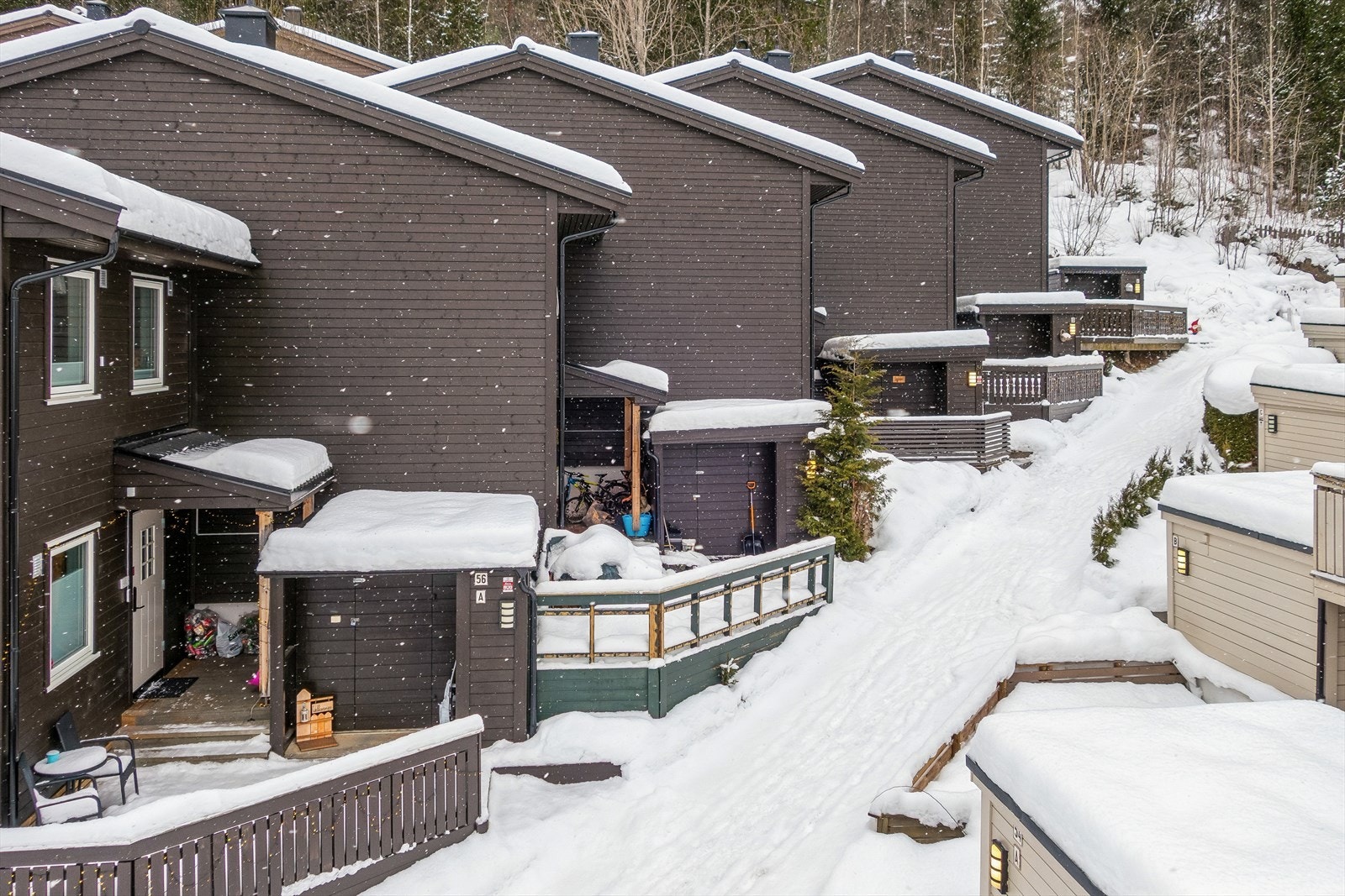 Boligen er en del av Bliksrud borettslag, et etablert og barnevennlig område i Åneby. Borettslaget har BUA som gjør at du kan låne friluftsutstyr gratis. Galleribilde