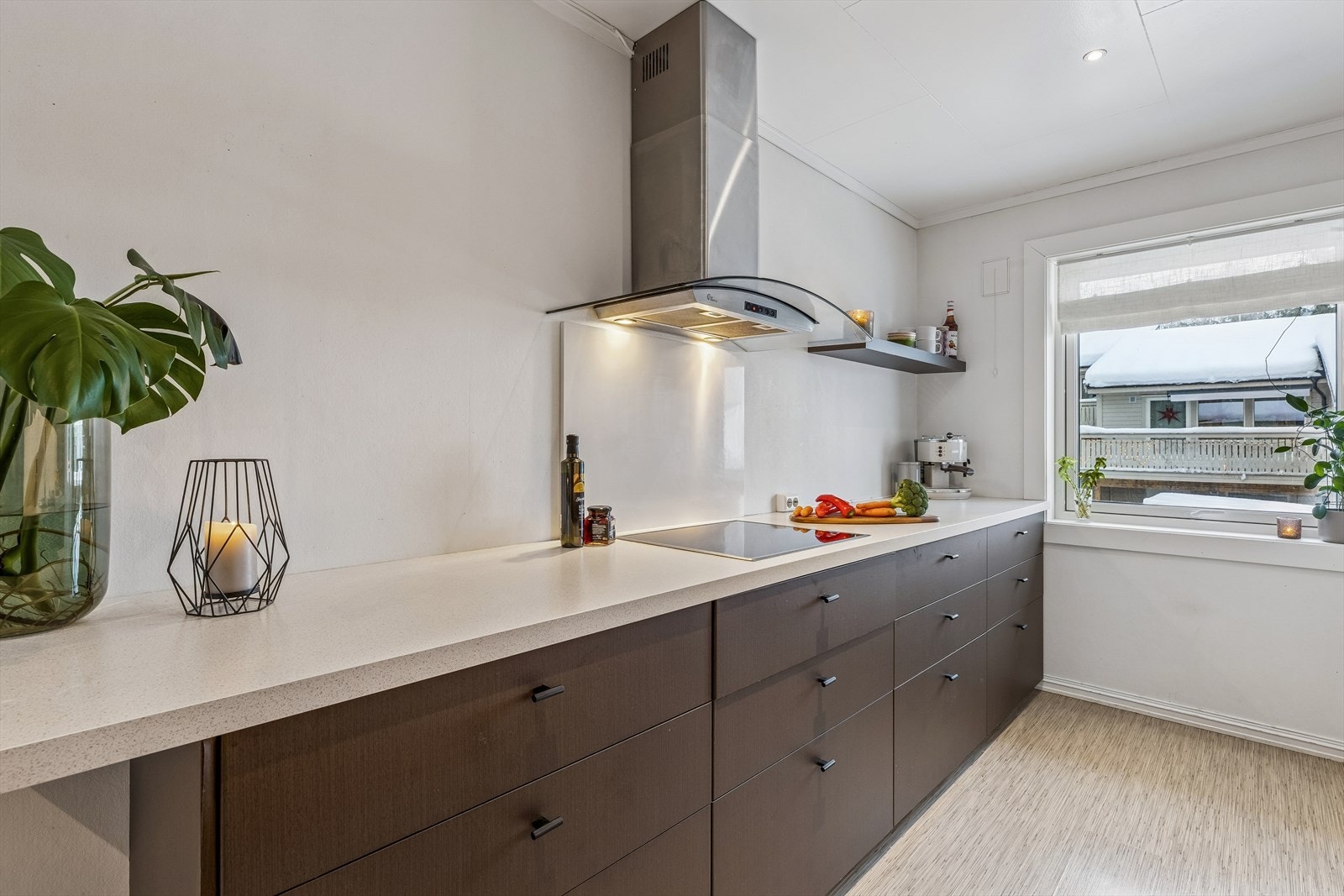 Funksjonelt kjøkken med rikelig benke- og skapplass. Galleribilde