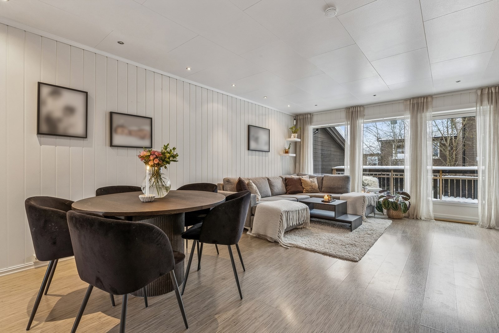 Her er det god plass til både en stor sofagruppe og en egen spiseplass. Galleribilde