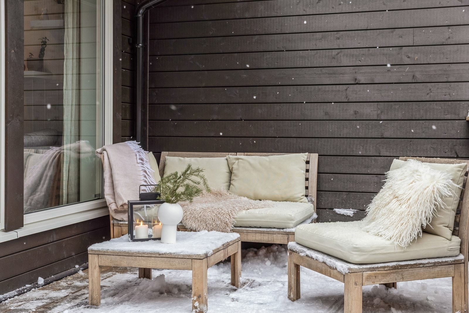 Et hyggelig uterom for å nyte fine dager. Fasaden ble etterisolert og byttet rundt 2022. I samme tidsperiode ble yttertaket byttet. Galleribilde