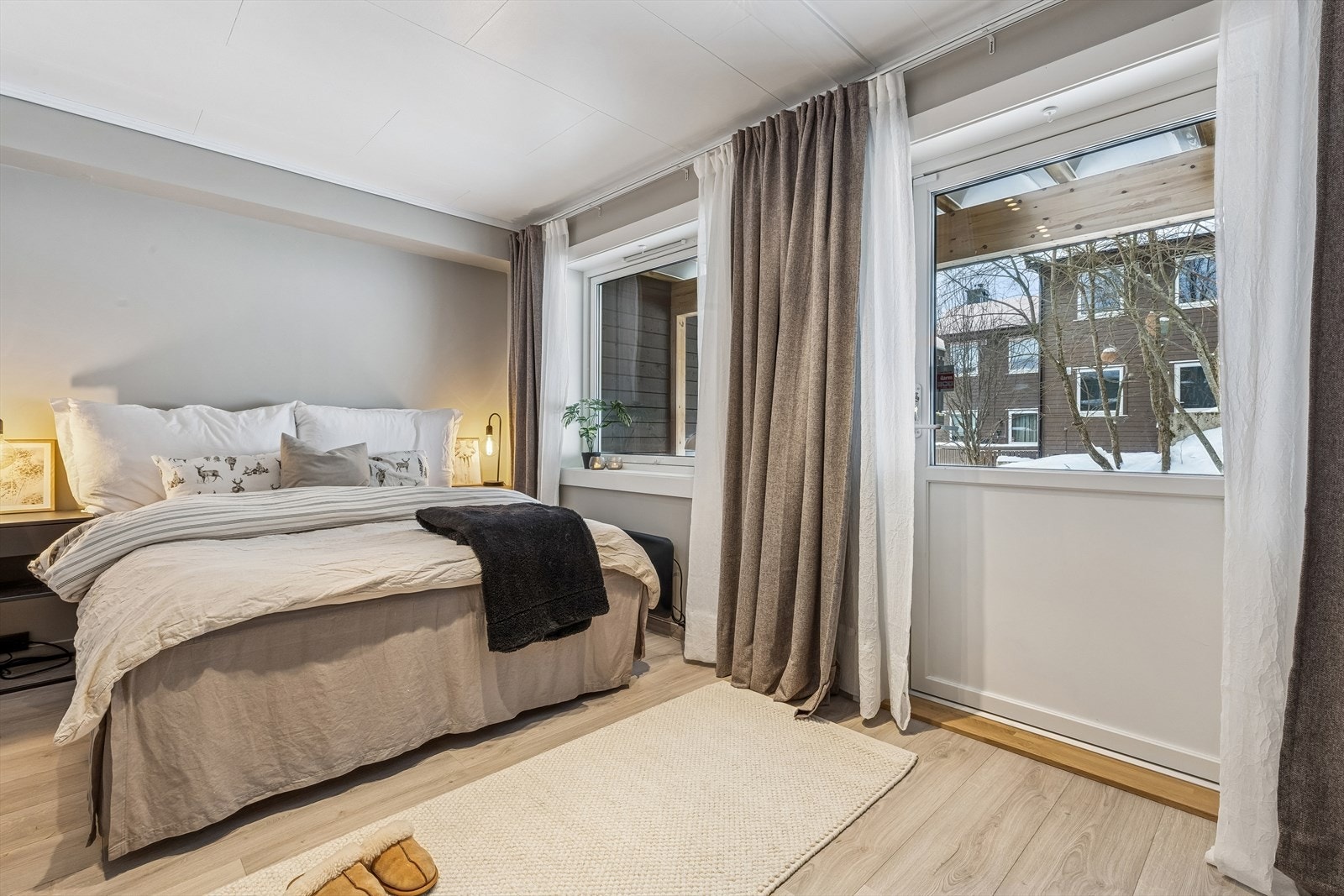 Hovedsoverommet i første etasje har laminatgulv og utgang til en sørvendt terrasse på 12 m². Galleribilde