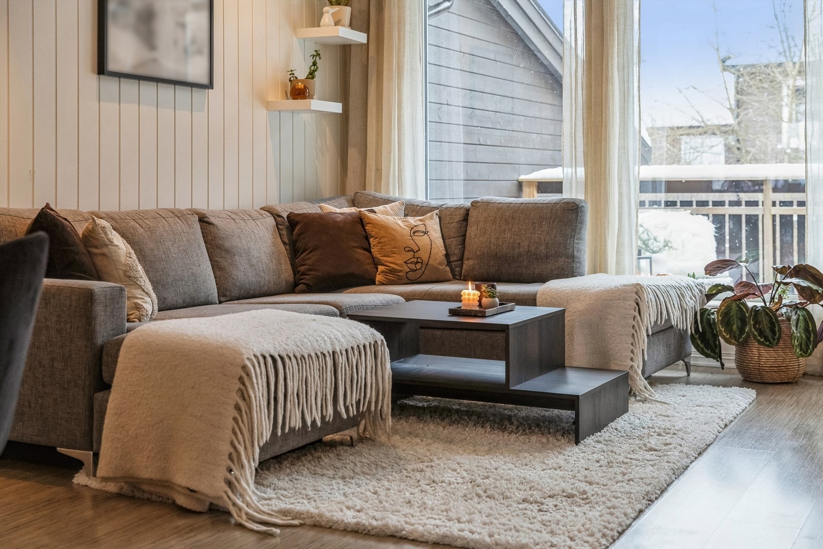 De store vinduene gir rikelig med naturlig lys inn i rommet Galleribilde