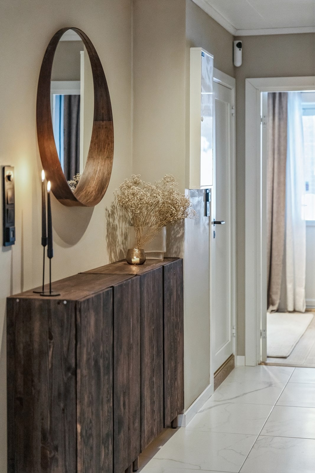 Fra gangen leder en tretrapp med tette opptrinn opp til boligens andre etasje. Sikringsskap med automatsikringer er plassert i denne etasjen. Galleribilde