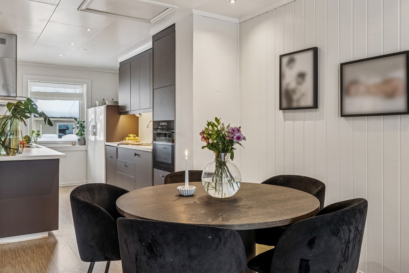 Spisestuen er en naturlig del av den åpne løsningen, med kort vei til kjøkkenet. Galleribilde