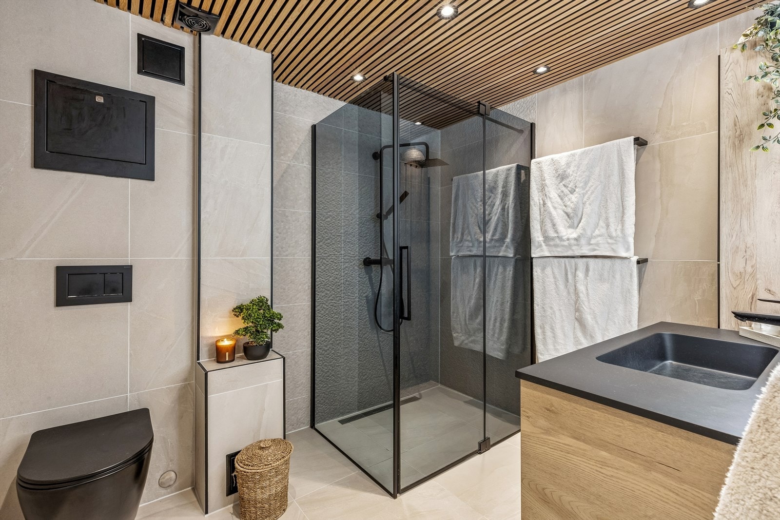 Badet ble pusset opp av fagfolk i 2022. Badet gir et røft og delikat utrykk og er et rom som gir deg en god start på dagen. Galleribilde