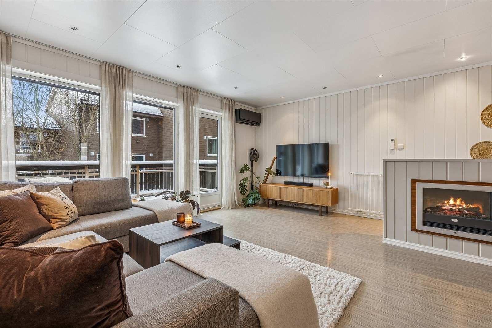 Alle vinduene og terrassedører ble byttet i regi av borettslaget rundt 2022. Legg merke til den flotte gasspeisen man har på veggen mot trappenedgangen. Galleribilde