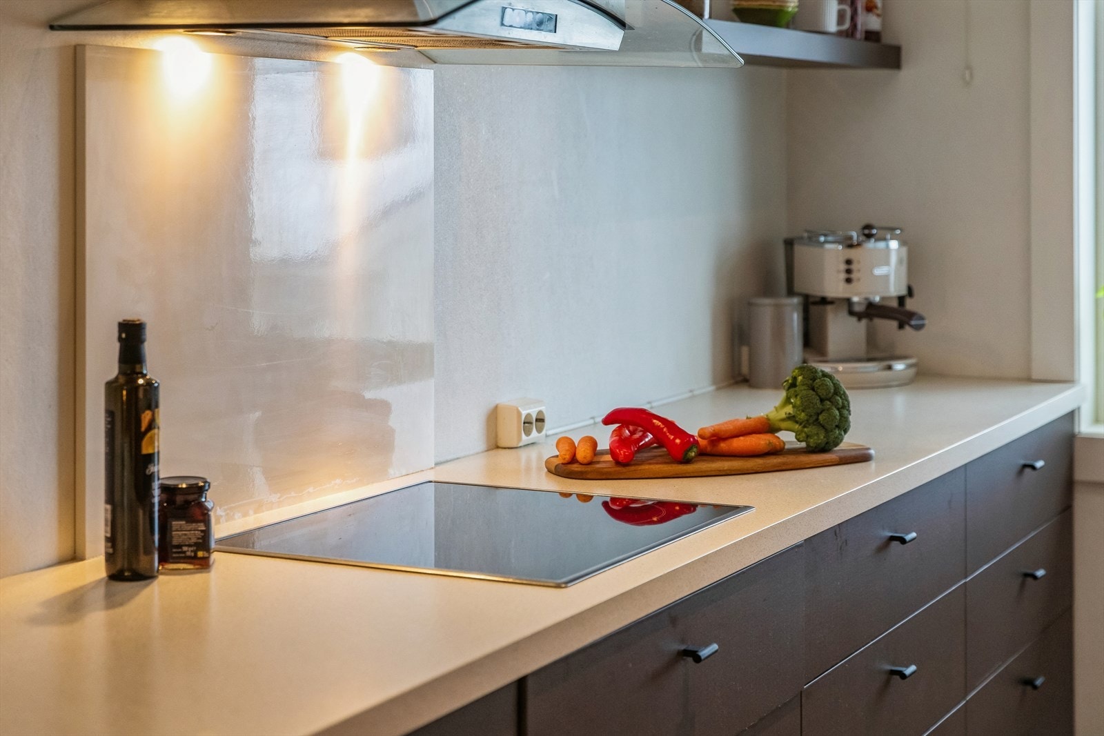 Her er det nedfelt platetopp og kjøkkenventilator. Galleribilde