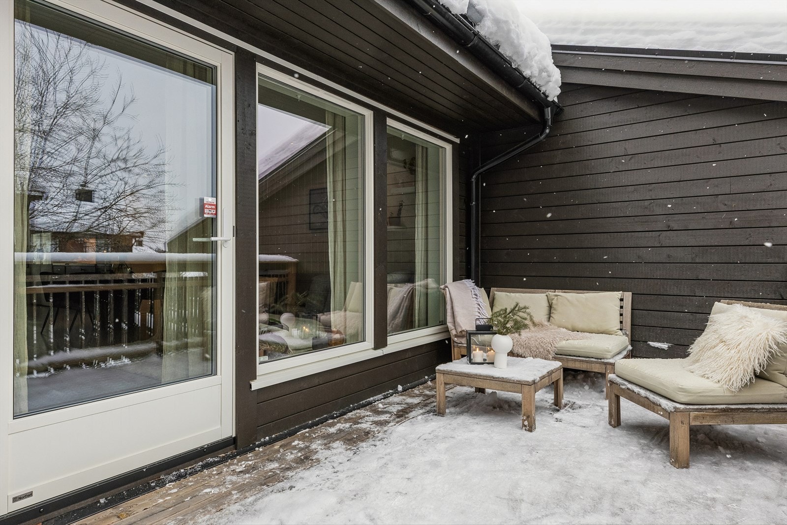 Balkongen er utført i trekonstruksjon og har god plass til en sittegruppe. Balkongen her ute er på ca. 12 kvm. Galleribilde