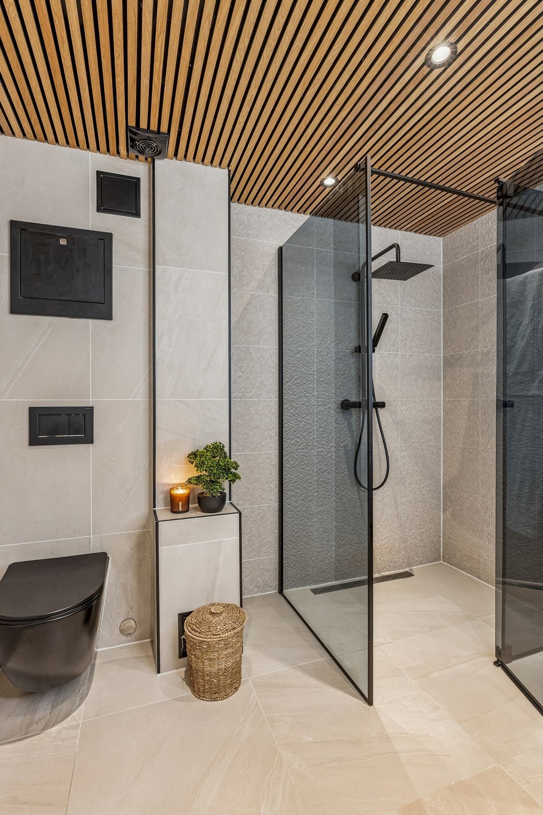 Badet er utstyrt med vegghengt toalett og en dusjnisje med glassvegger. Galleribilde