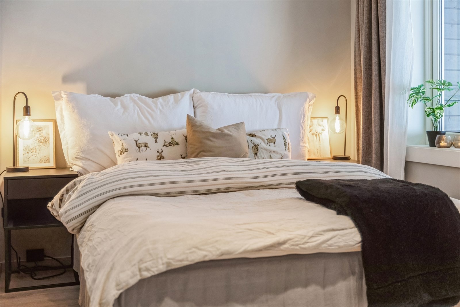 Rommet er romslig og har god plass til dobbeltseng og nattbord. Galleribilde