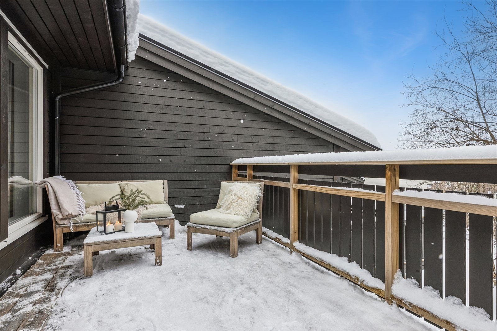 Fra stuen er det utgang til en sørvendt balkong på 12 m². Her ute vil du ha sol til fra ca. 10 til ca. 1730 midt på sommeren. Galleribilde