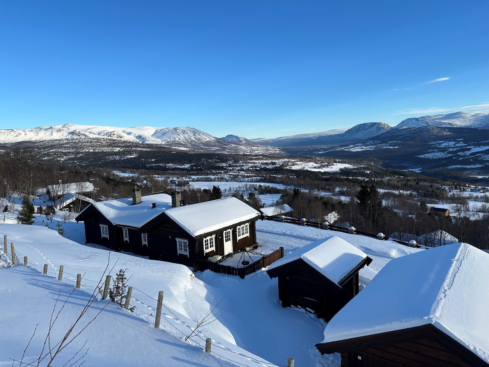 Hytta ligger på et eget platå som for alvor kom til sin rett i 2018. Eiendommen ble da betydelig oppgradert med omfattende utearbeider i naturstein. Det ble blant annet tilført masser slik at man fikk større uteområde, samt at det ble bygget en tørrmur so Galleribilde