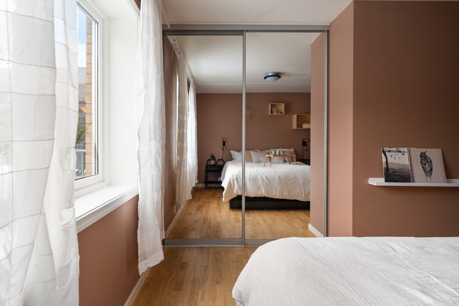 Soverommet har stor skyvedørsgarderobe med speilfronter og medfølgende innredning. Galleribilde