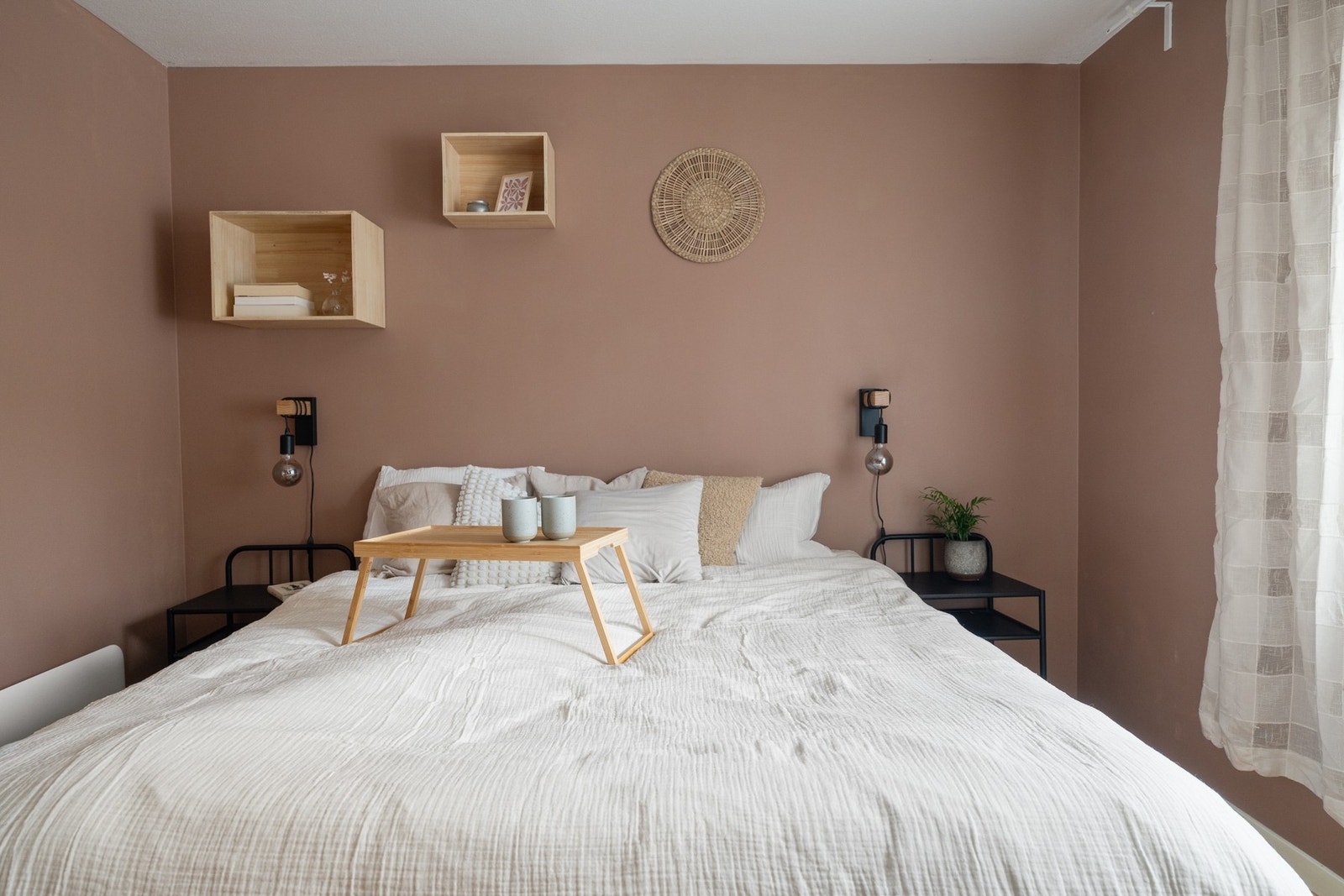 Boligen varmes opp med panelovn på soverom + varmekabler på badet. Galleribilde